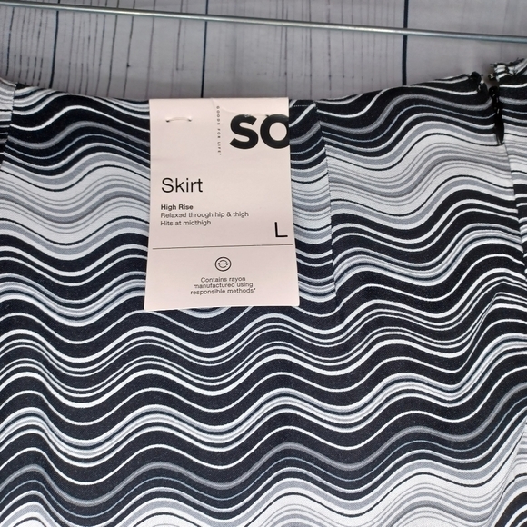 So Black and White Wave Pattern Wrap Skirt NWT - Picture 2 of 10